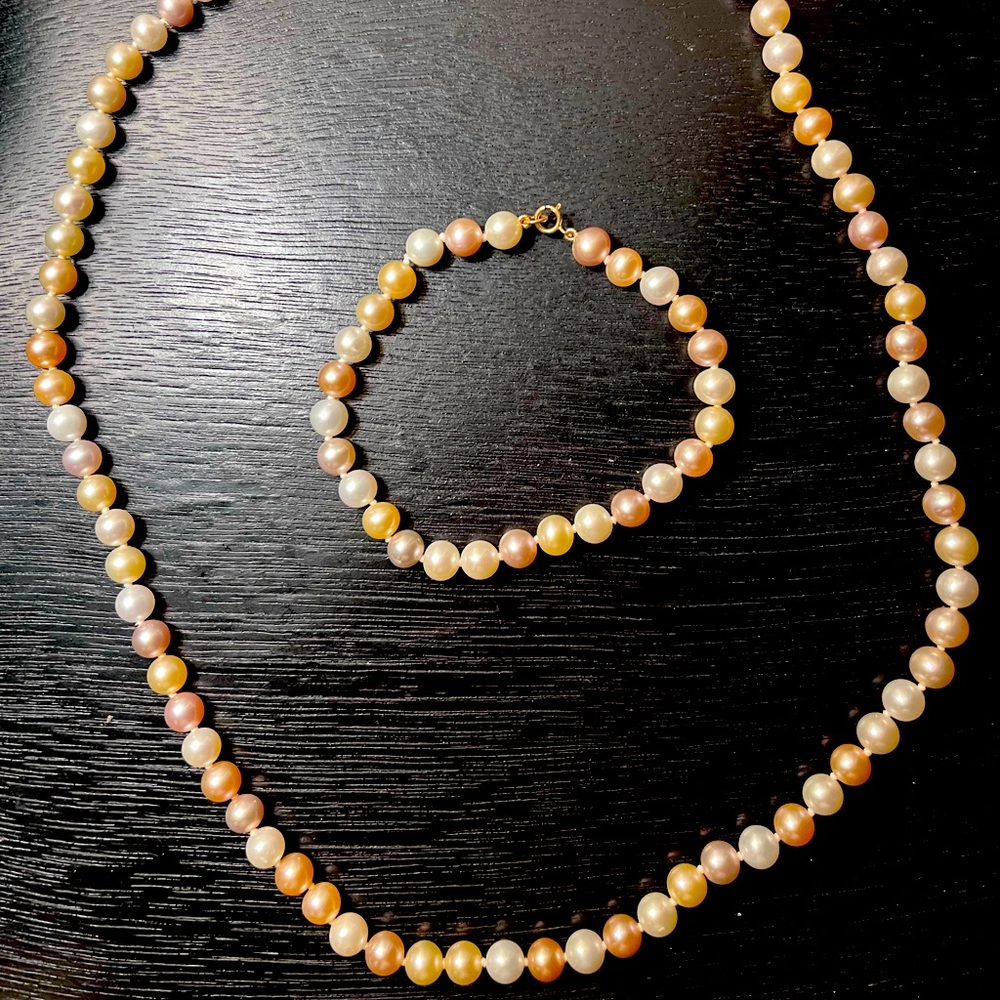 Women’s pearl necklace and bracelet set